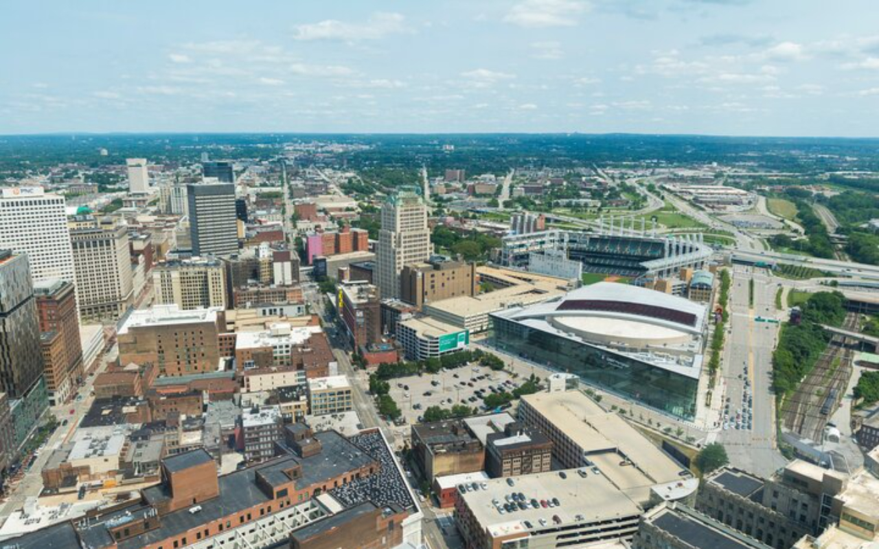 Rocket Arena 寬闊的外部視角,突顯其在市中心的顯著位置。 Rocket Arena 寬闊的外部視角,突顯其在市中心的顯著位置。