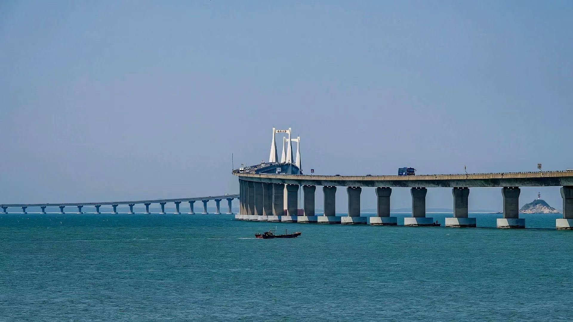 南澳大橋是連接汕頭市區（澄海萊蕪）與南澳島的廣東首座跨海大橋，全長約 11.08 公里，其中海上橋樑長 9.34 公里，2015 年通車，是上島必經之路，也是絕佳海上風景線。