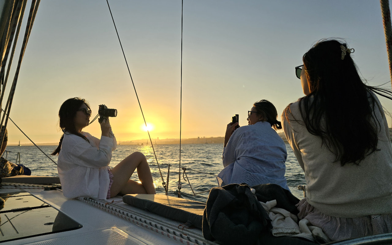 Daytime or sunset small group cruise tour in Lisbon 