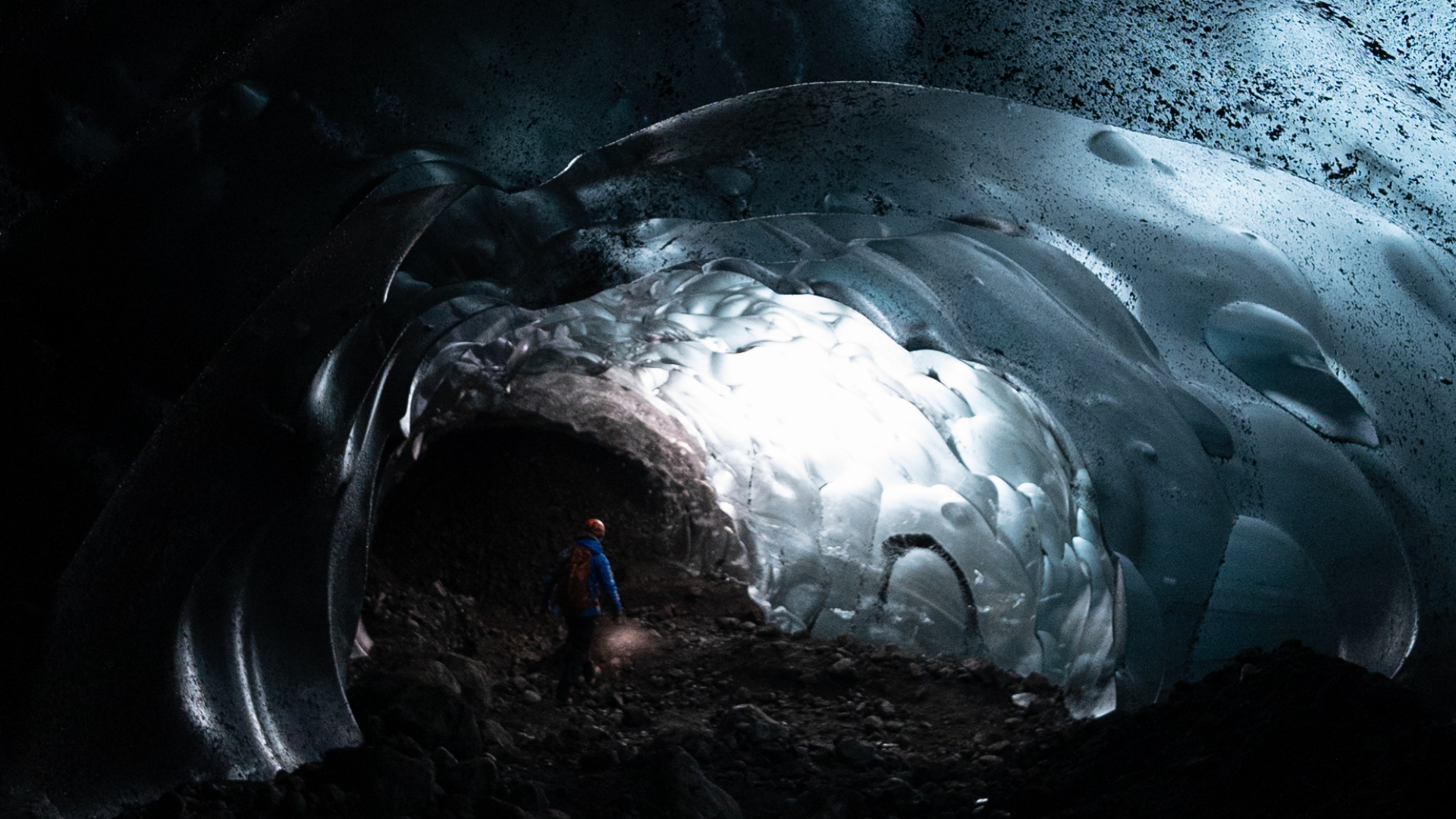 Погрузитесь в вдохновляющую тишину и красоту ледяных пещер Ватнайёкюдль