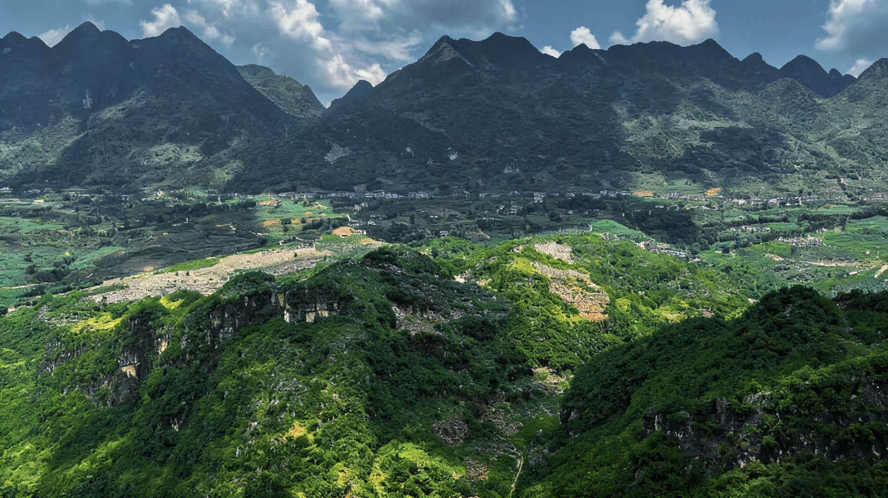 遠處的峰巒連成片,每一眼都是山野的蒼茫與生機 遠處的峰巒連成片,每一眼都是山野的蒼茫與生機