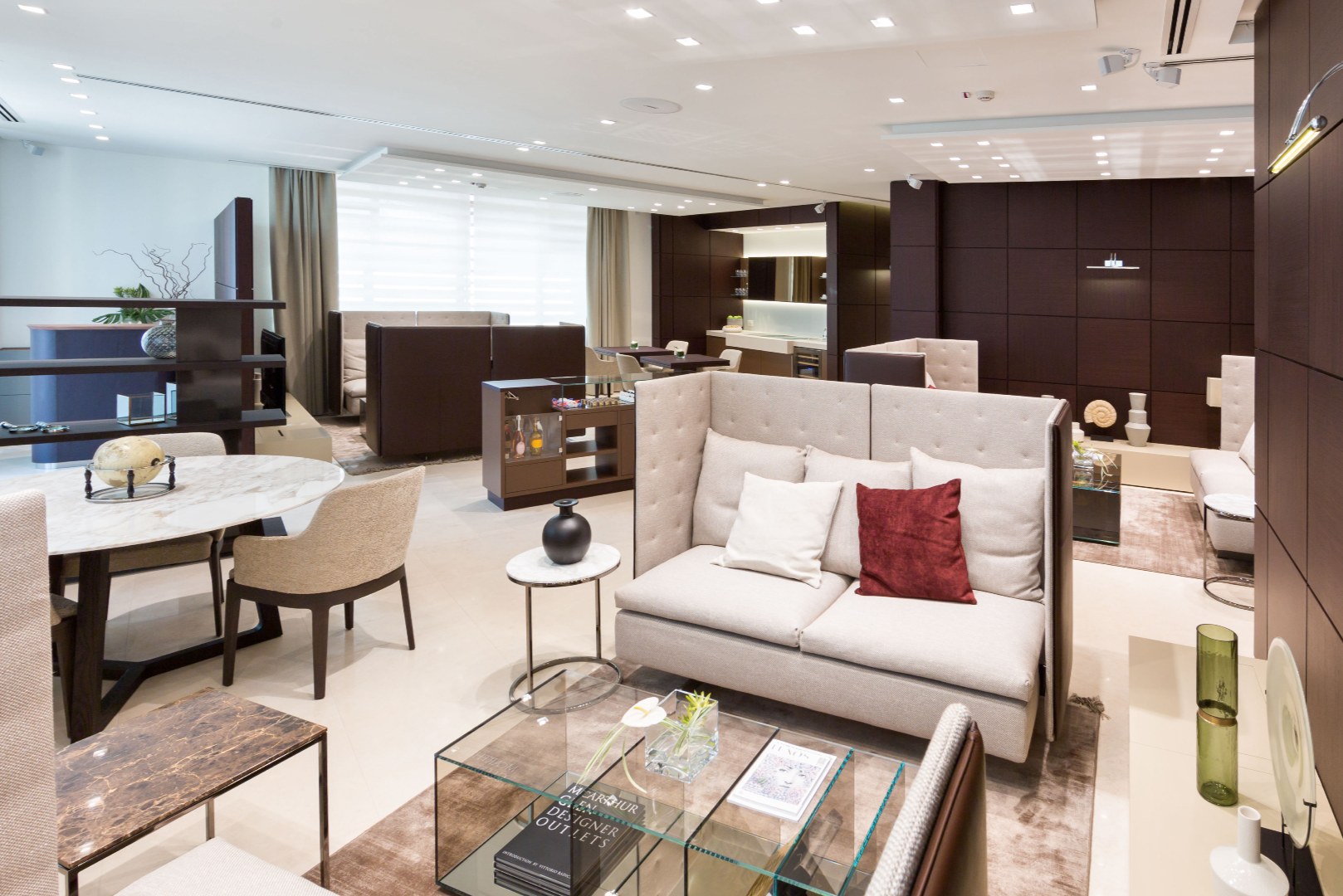 探索Gucci、Prada、Dolce & Gabbana等更多標誌性品牌的頂級時尚珍品 探索Gucci、Prada、Dolce & Gabbana等更多標誌性品牌的頂級時尚珍品