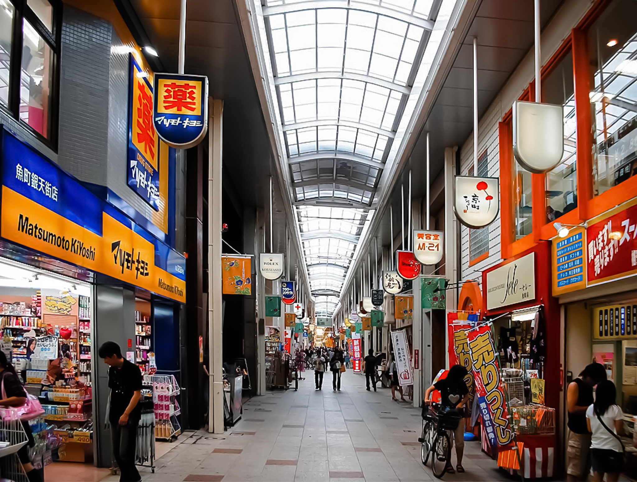 漫步於日本首個有頂棚的商店街——魚町銀天街,感受70多年來充滿活力的歷史與現代氣息的完美融合。 漫步於日本首個有頂棚的商店街——魚町銀天街,感受70多年來充滿活力的歷史與現代氣息的完美融合。