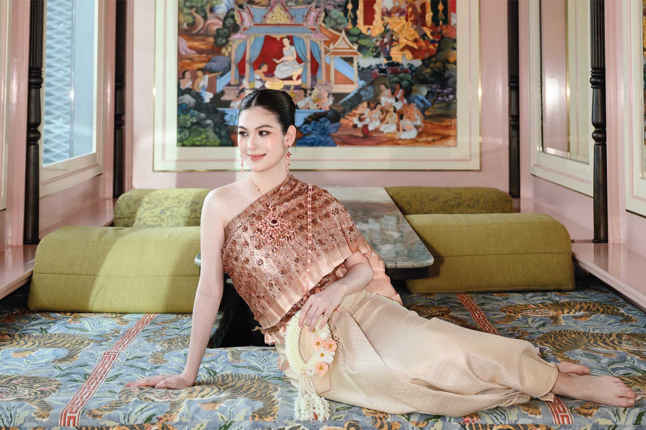 暹羅服飾,泰式服裝畫廊及租賃工作室,配有專業造型師和化妝師。營業至晚上8點。 暹羅服飾,泰式服裝畫廊及租賃工作室,配有專業造型師和化妝師。營業至晚上8點。