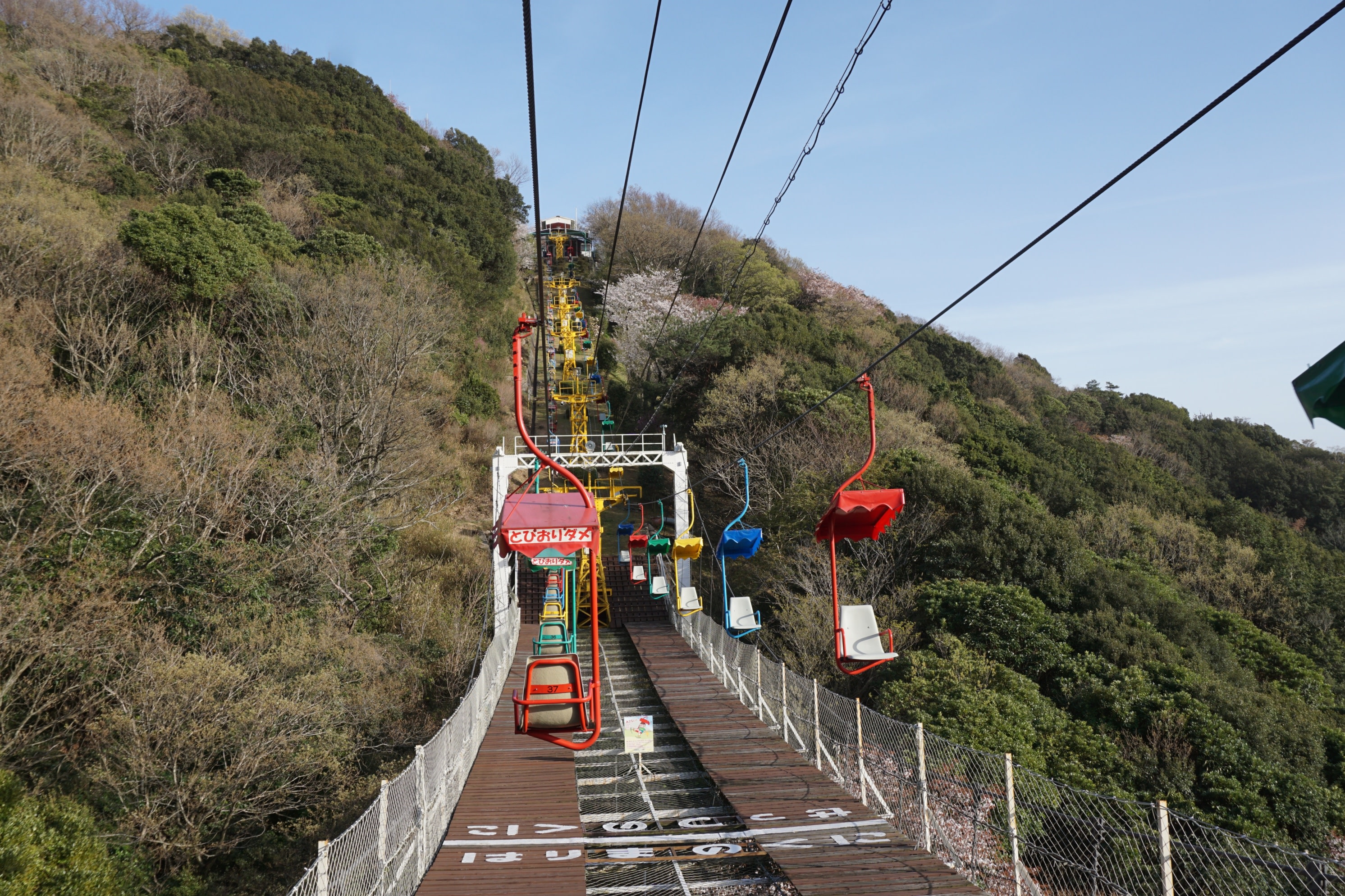 搭乘觀光電梯,前往空中腳踏車單軌列車。 搭乘觀光電梯,前往空中腳踏車單軌列車。
