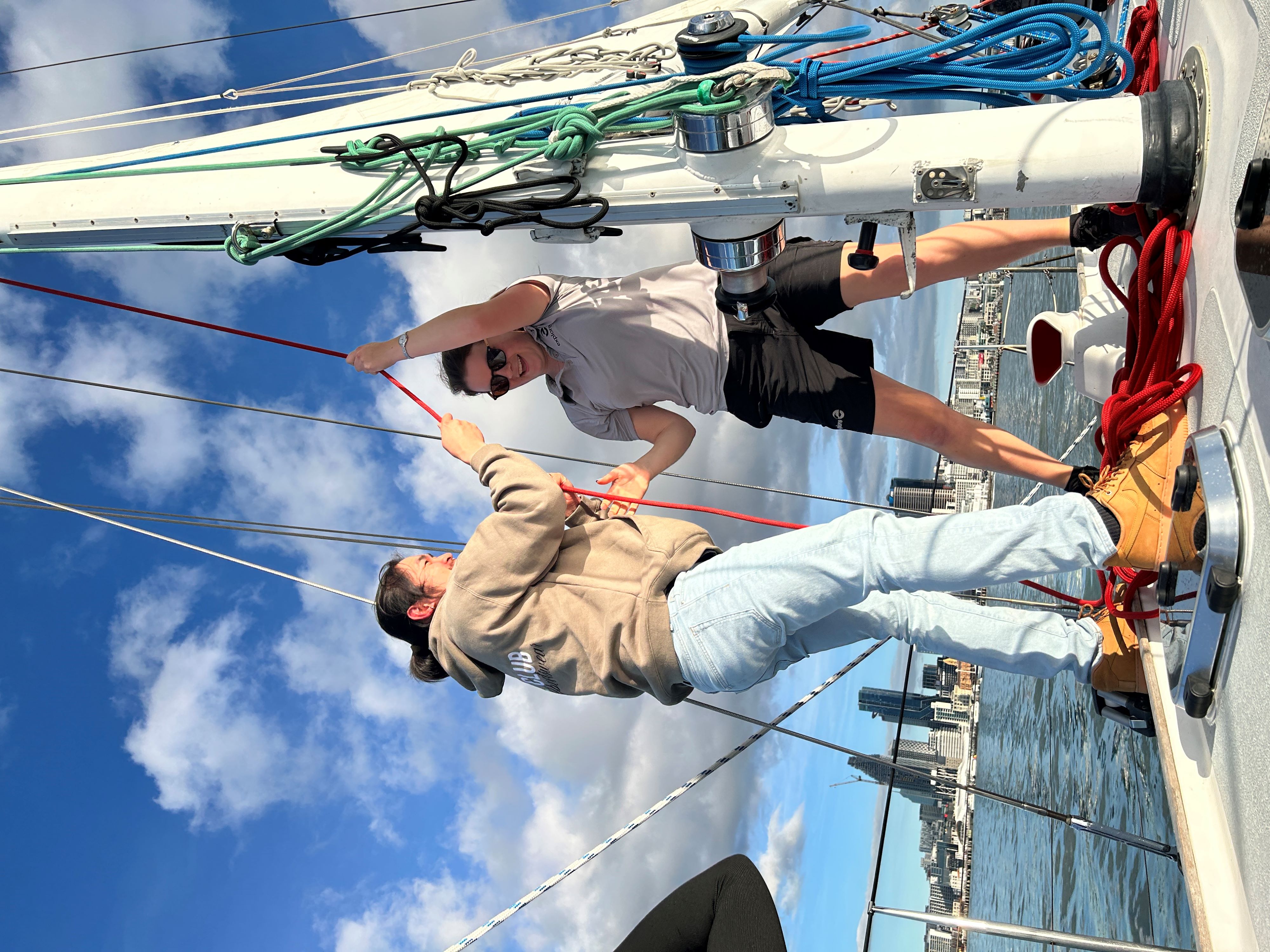 協助船員，並學習如何駕駛遊艇。