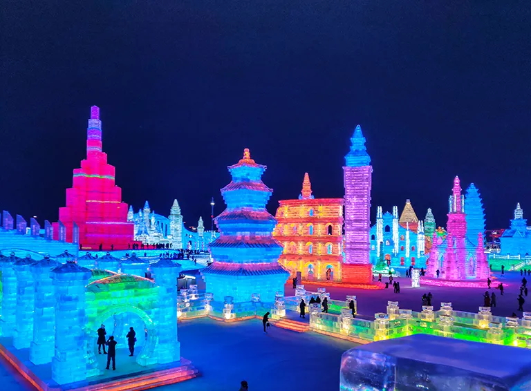 [Ice and Snow World] A world carved from ice sculptures, as if stepping into a dream. Every inch of ice and snow feels alive to the touch. Pure and flawless in the daytime, it exudes a unique style. At dusk, the sunset provides a backdrop, reflecting gold