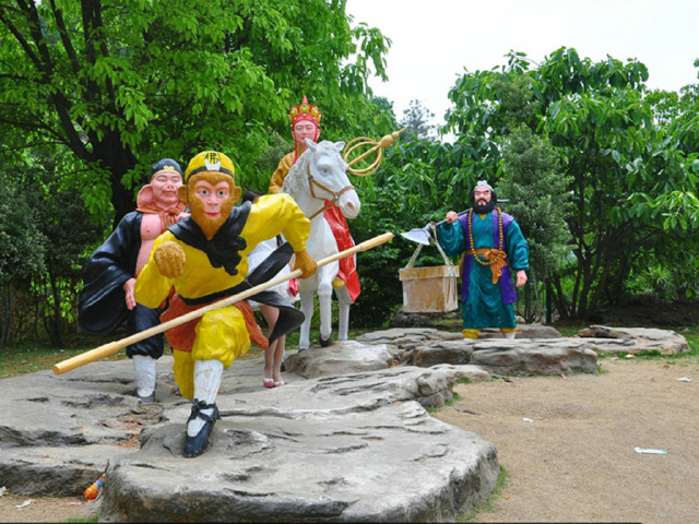 陡坡塘瀑布，西遊記片尾曲取景之處，洪水時節，瀑布會發出汽笛叫聲，俗稱“吼瀑。