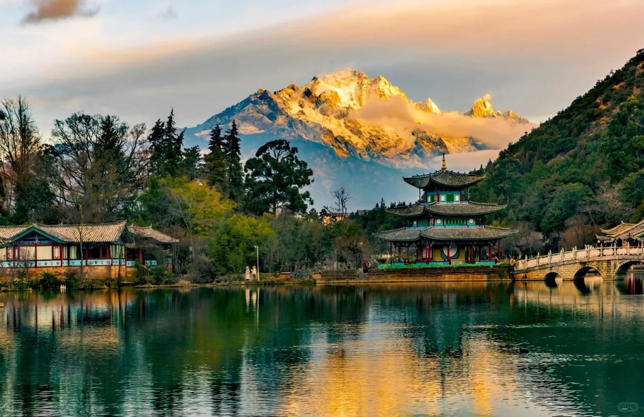 Lijiang Ancient Town is a world cultural heritage with unique features and rich ethnic culture.