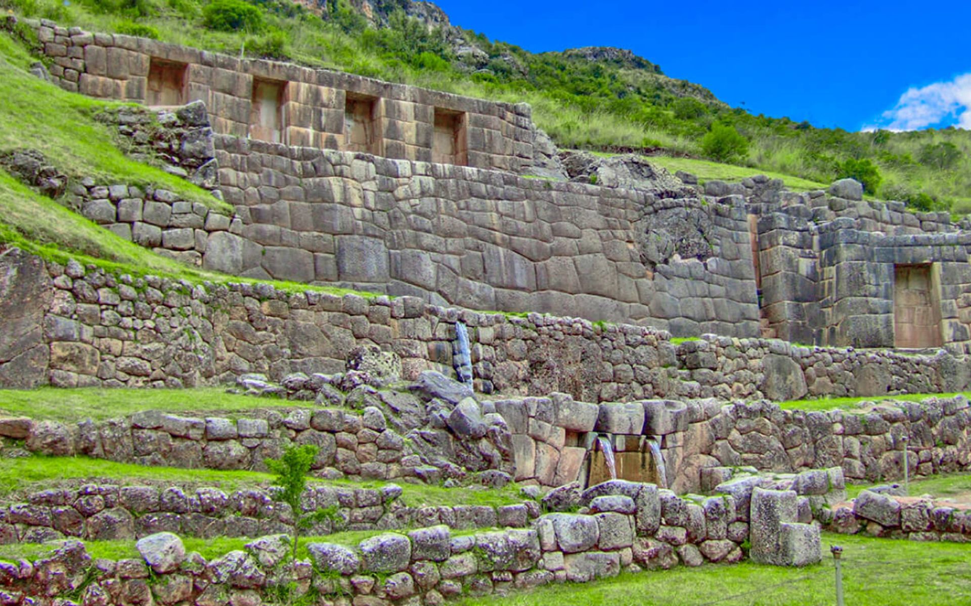 探索「印加浴場」,那裡的水流經錯綜複雜的石砌水道。 探索「印加浴場」,那裡的水流經錯綜複雜的石砌水道。