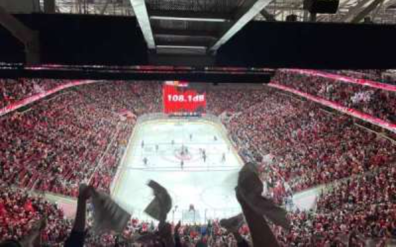 感受腎上腺素飆升,與群眾一同為 Canes 隊伍的勝利而吶喊! 感受腎上腺素飆升,與群眾一同為 Canes 隊伍的勝利而吶喊!