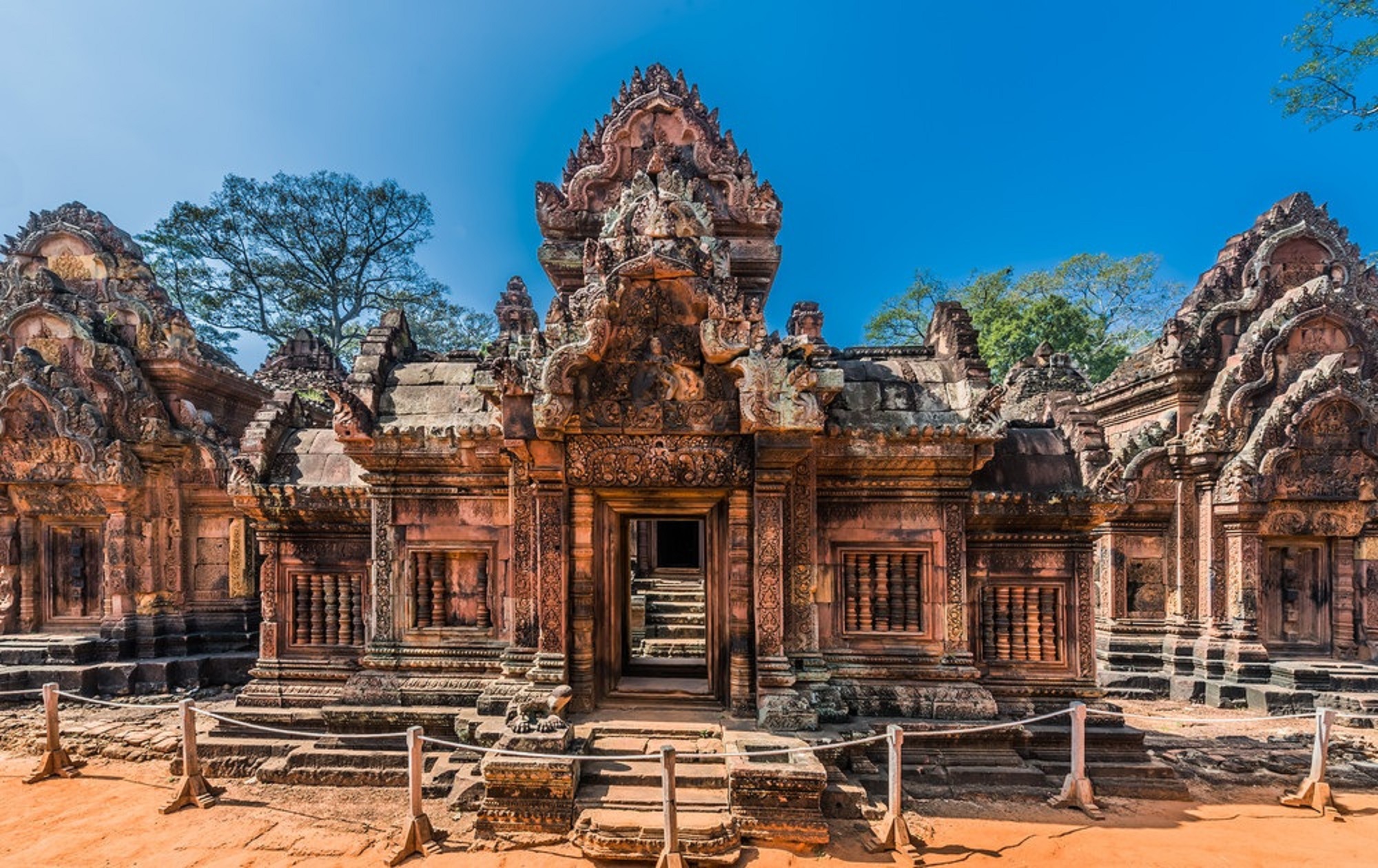 崩密列（Beng Mealea Temple）、女王宮（Banteay Srei Temple）和班提薩莫寺（Banreay Samre Temple）