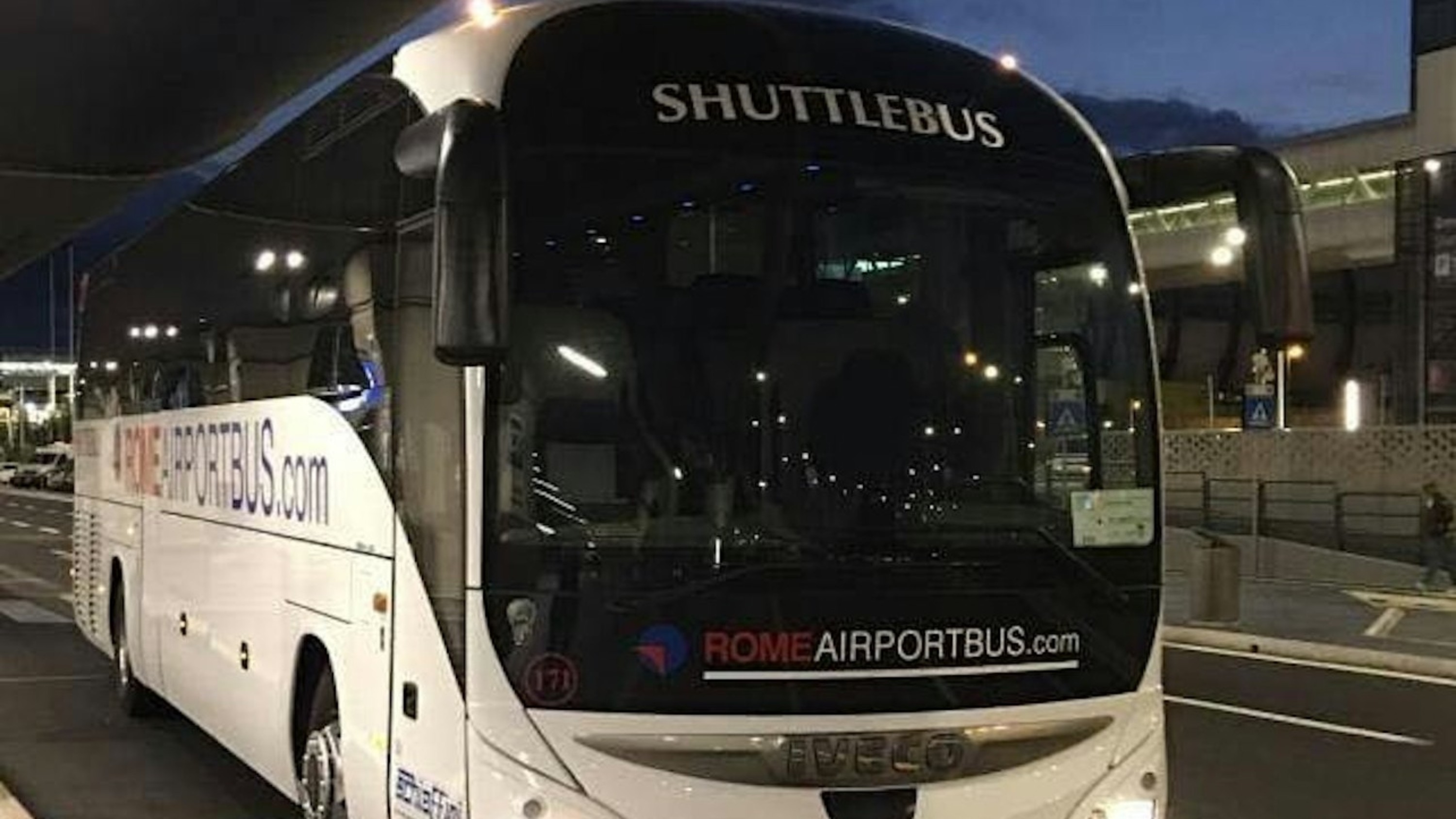 菲烏米奇諾機場 (Fiumicino Airport) 至羅馬 (Rome) 的斯基亞菲尼旅遊 (Schiaffini Travel) 巴士