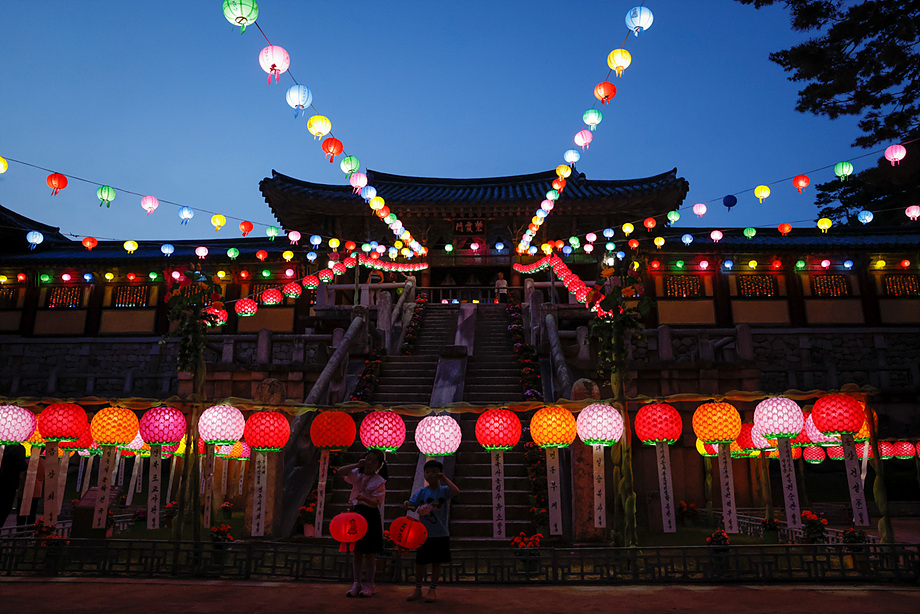 寺內擁有優雅的木造建築、精緻的石塔與多項國寶級文物，展現韓國深厚的宗教與藝術傳統。