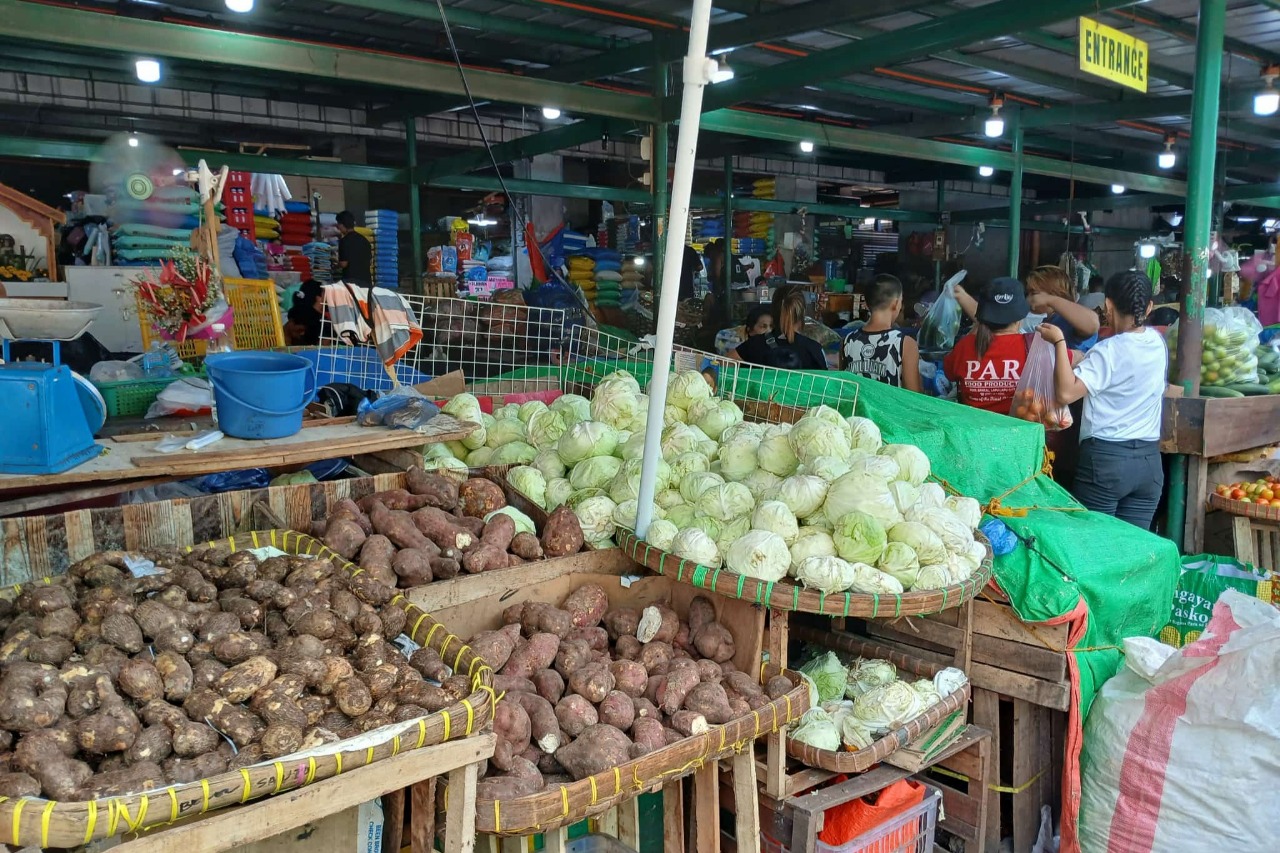 漫步穿梭於市場主廳，欣賞色彩繽紛的攤位，上面堆滿了新鮮的蔬果。