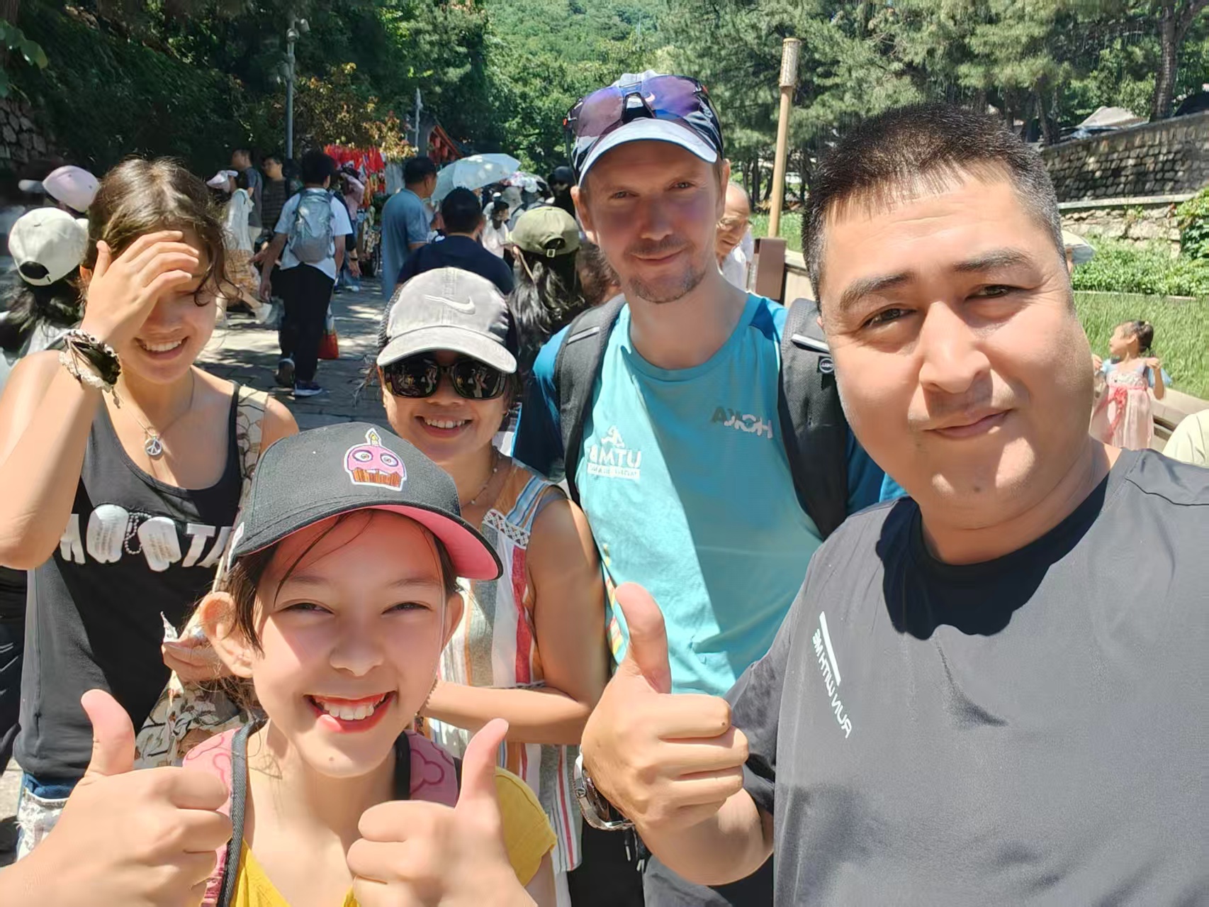 導遊與司機將準時抵達您下榻的飯店，以貼心服務迎接您，隨後正式開啟春日賞花之旅。我們將帶領您走進各個公園，沉浸式領略京城花卉的獨特魅力。
倘若您恰逢花季到訪北京，玉淵潭公園必定是行程中的一大亮點。屆時園內櫻花如雲似霞，微風拂過花瓣紛紛揚揚飄落，您將置身於浪漫的粉色花雨之中，邂逅一場如夢似幻的視覺盛宴。
而要是您來北京的時間不巧錯過花季，也無需遺憾。我們會巧妙調整行程，去往遊客相對較少的植物園與大覺寺。在植物園，四季更迭，各有繁花綻放。踏入大覺寺，古寺紅牆與花卉相互映襯，清幽寧靜的氛圍撲面而來。