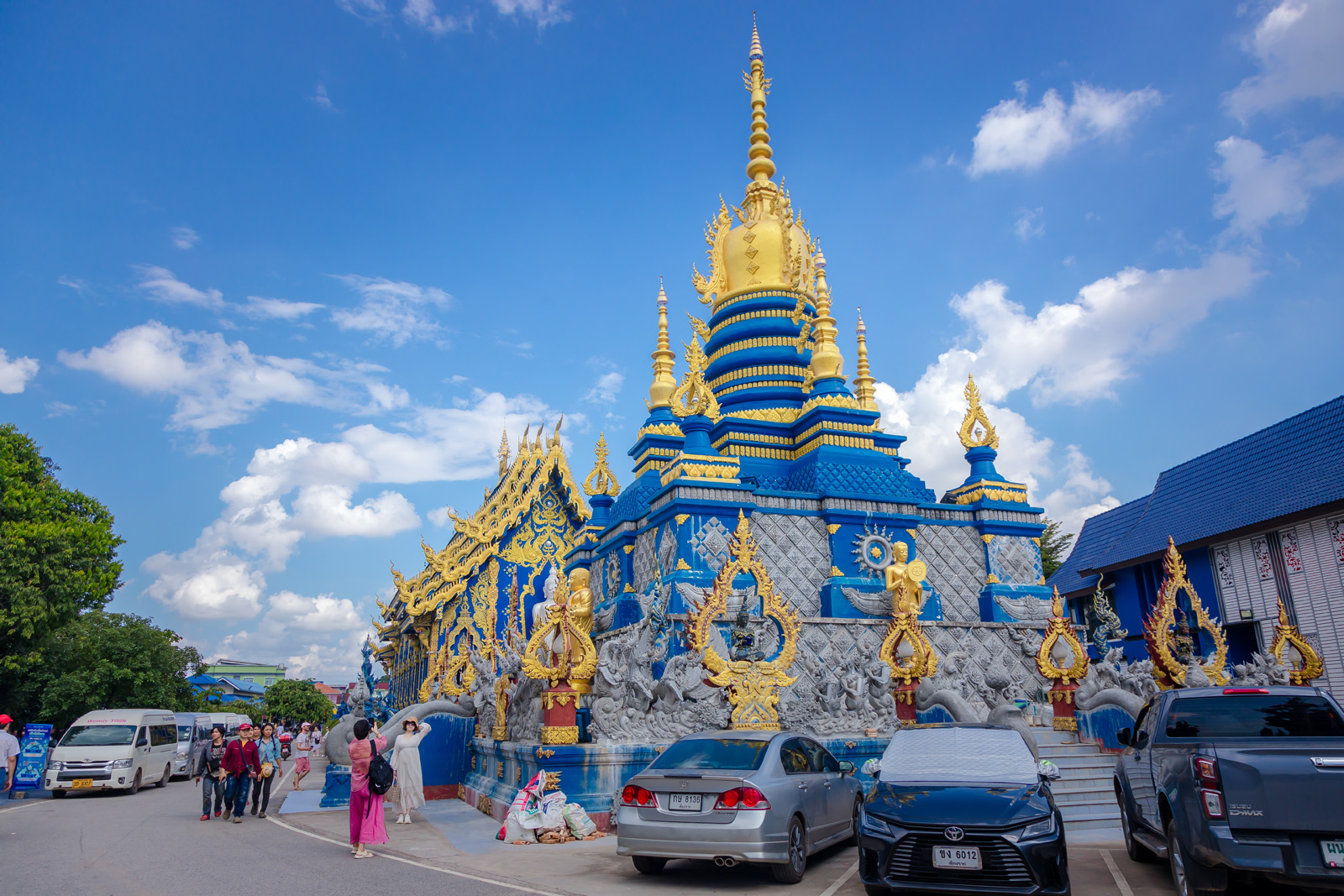 Discover White Temple, Black House & Blue Temple from Chiang Mai
