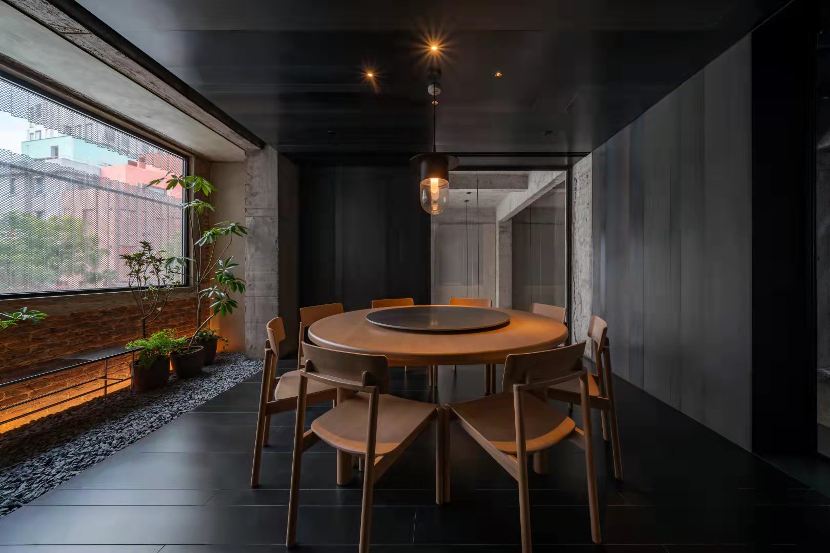 The guest rooms are located on the 3rd-7th floor and there are 6 room types to choose from. The room area is 29-102M2. Each room can feel a different scenery