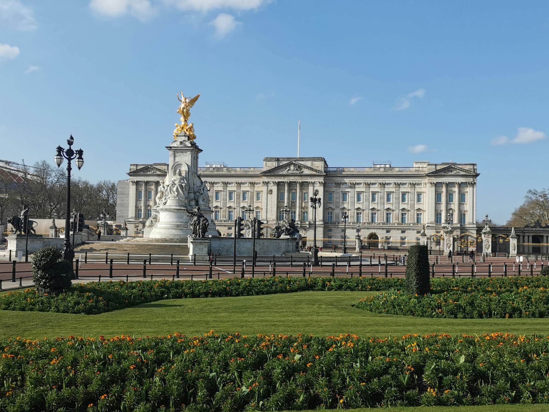 白金漢宮是倫敦 (London) 最宏偉的地標，也是英國君主制的莊嚴象徵，以及國家悠久歷史的見證。這座極具代表性的宮殿坐落於西敏市中心，是英國君主的官方住所。