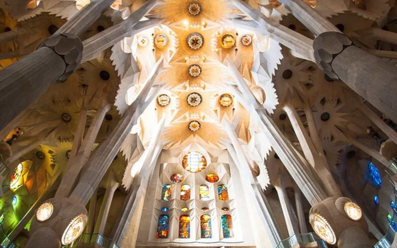 陽光穿透彩繪玻璃,灑落室內,營造出令人屏息又充滿靈性的氛圍。 陽光穿透彩繪玻璃,灑落室內,營造出令人屏息又充滿靈性的氛圍。