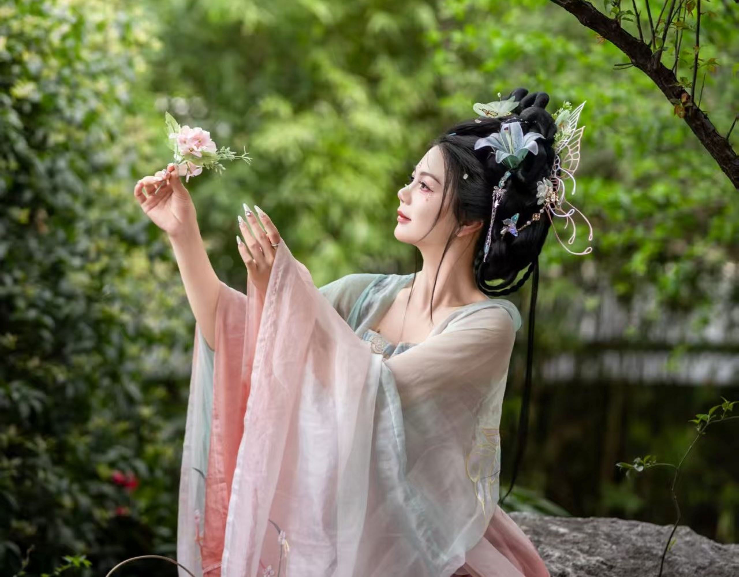 像是從歷史的畫卷中走出來的一樣，美得動人心魄