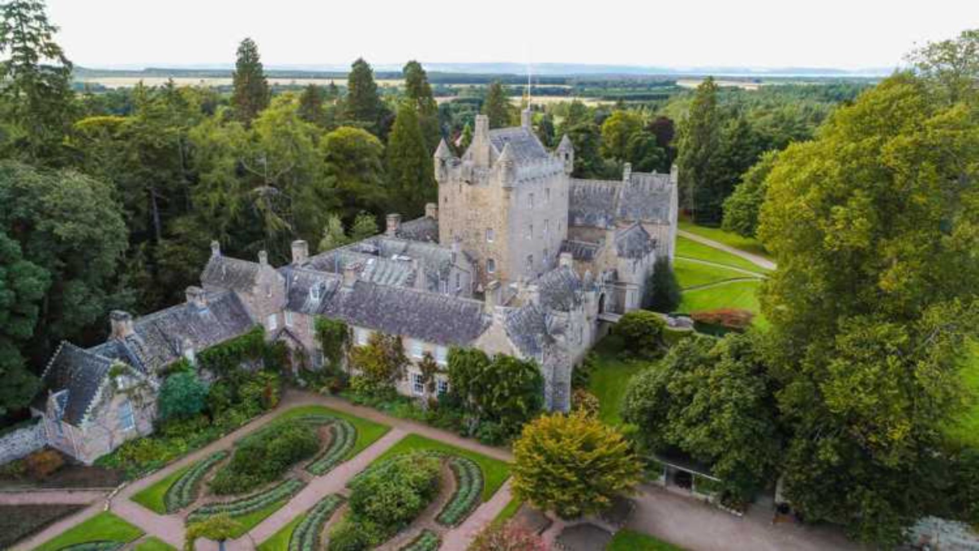 從愛丁堡 (Edinburgh) 出發前往考德城堡 (Cawdor Castle) 和凱恩戈姆山國家公園 (Cairngorms National Park) 的旅行