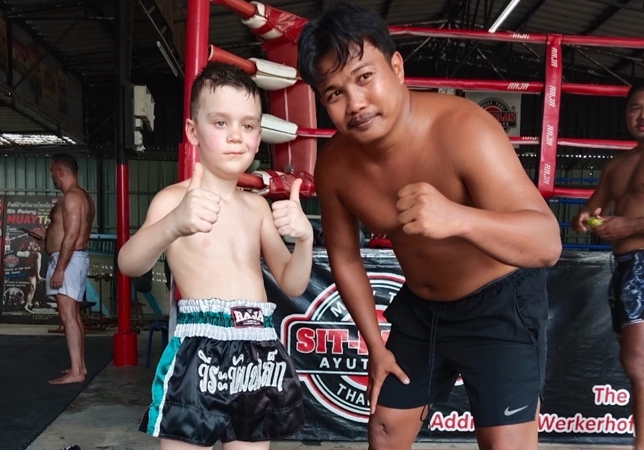 纏抱技術千變萬化,因此許多人稱之為「八肢藝術」,它巧妙地結合了手肘、拳頭、膝蓋和小腿的運用。 纏抱技術千變萬化,因此許多人稱之為「八肢藝術」,它巧妙地結合了手肘、拳頭、膝蓋和小腿的運用。