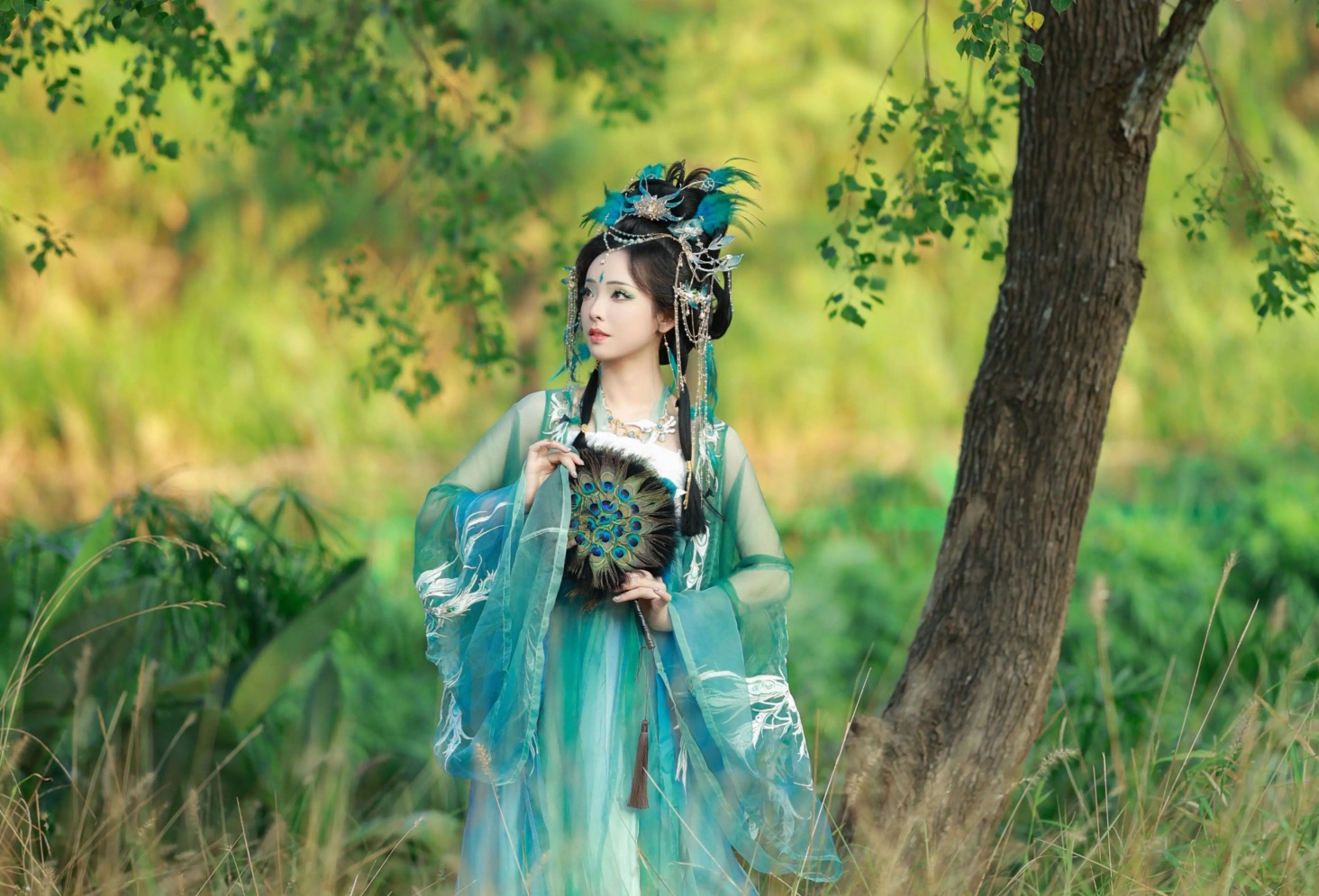 或是靈動的雙環髻配珠花,或是溫婉的垂掛髻簪步搖,再輔以團扇、髮帶、玉佩等精緻配飾,讓你從 “衣” 到 “形”,全方位變身古代佳人或公子 或是靈動的雙環髻配珠花,或是溫婉的垂掛髻簪步搖,再輔以團扇、髮帶、玉佩等精緻配飾,讓你從 “衣” 到 “形”,全方位變身古代佳人或公子