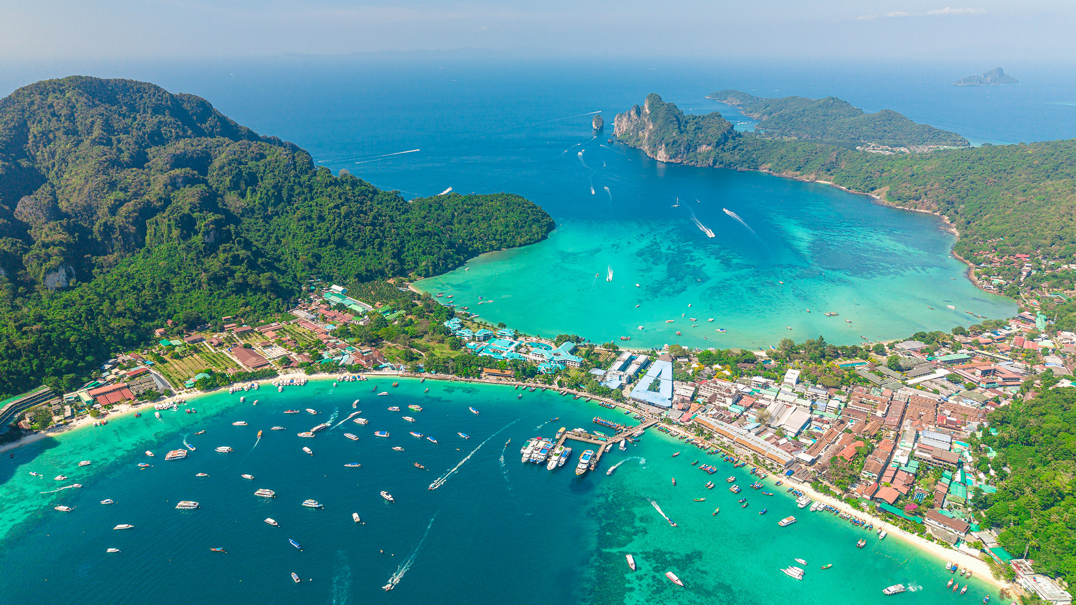 皮皮島（Phi Phi Don Island）——皮皮島的主島，您將在此享用午餐，並有自由時間探索、放鬆和享受海灘。