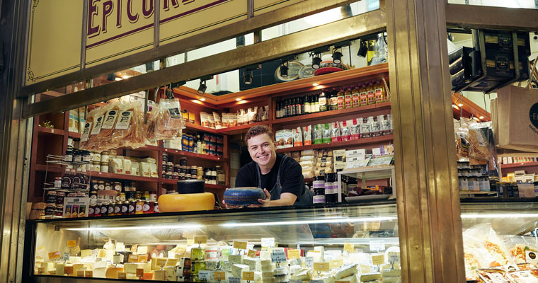 維多利亞市場熟食區的工匠奶酪專家