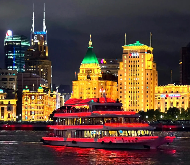 夜幕下的黃浦江面，一艘通體點綴紅色燈光的雙層郵輪緩緩航行，船身光影璀璨。對岸外灘萬國建築群身披金色華燈，與郵輪光影交織，江風輕拂間，盡顯魔都夜景的浪漫與繁華