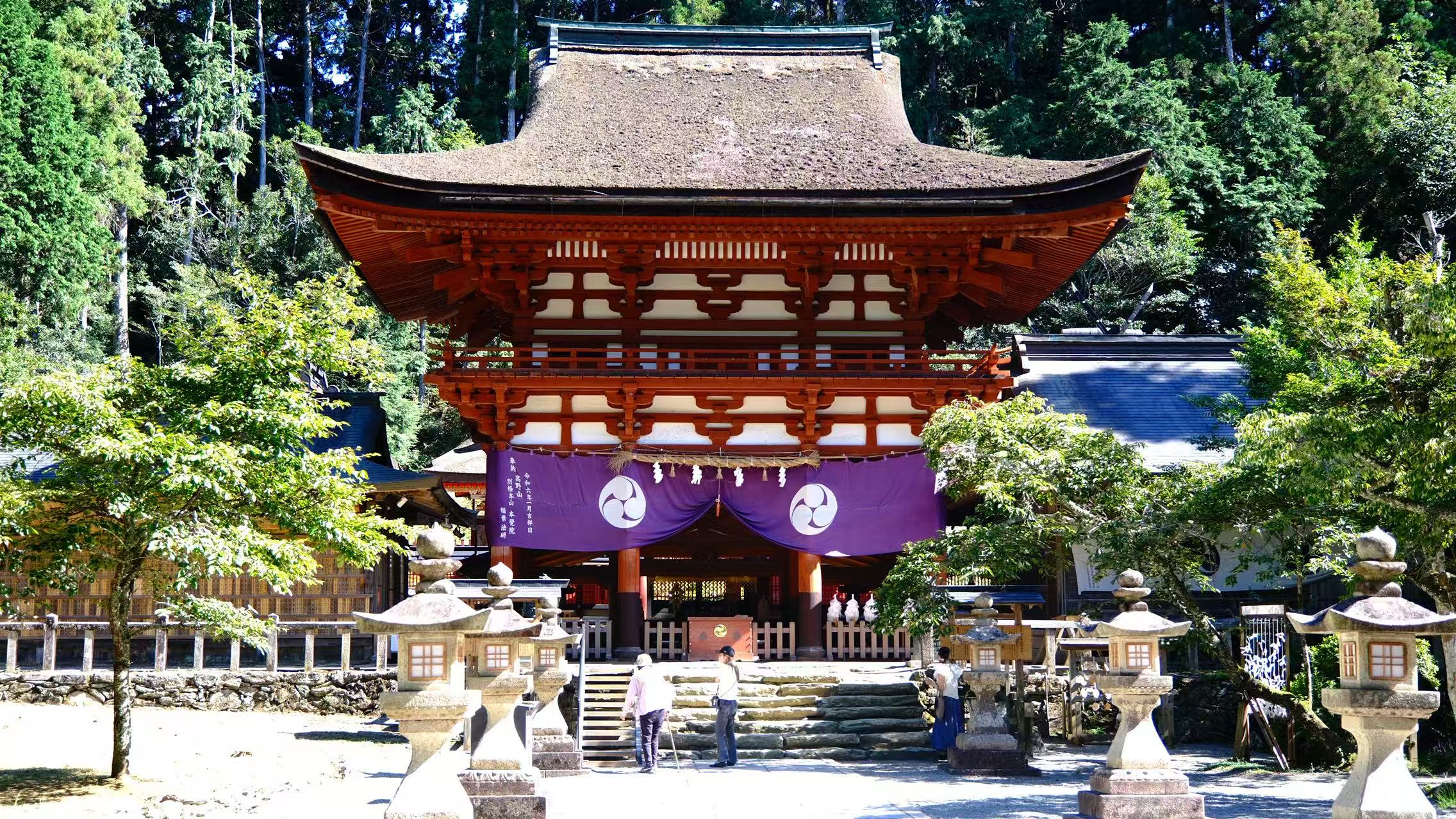 丹生都比売神社，這裡是高野山信仰的源頭。供奉著除厄運的女神，有著1700多年的歷史的神社，也是世界遺產，4月還有「花盛祭」。