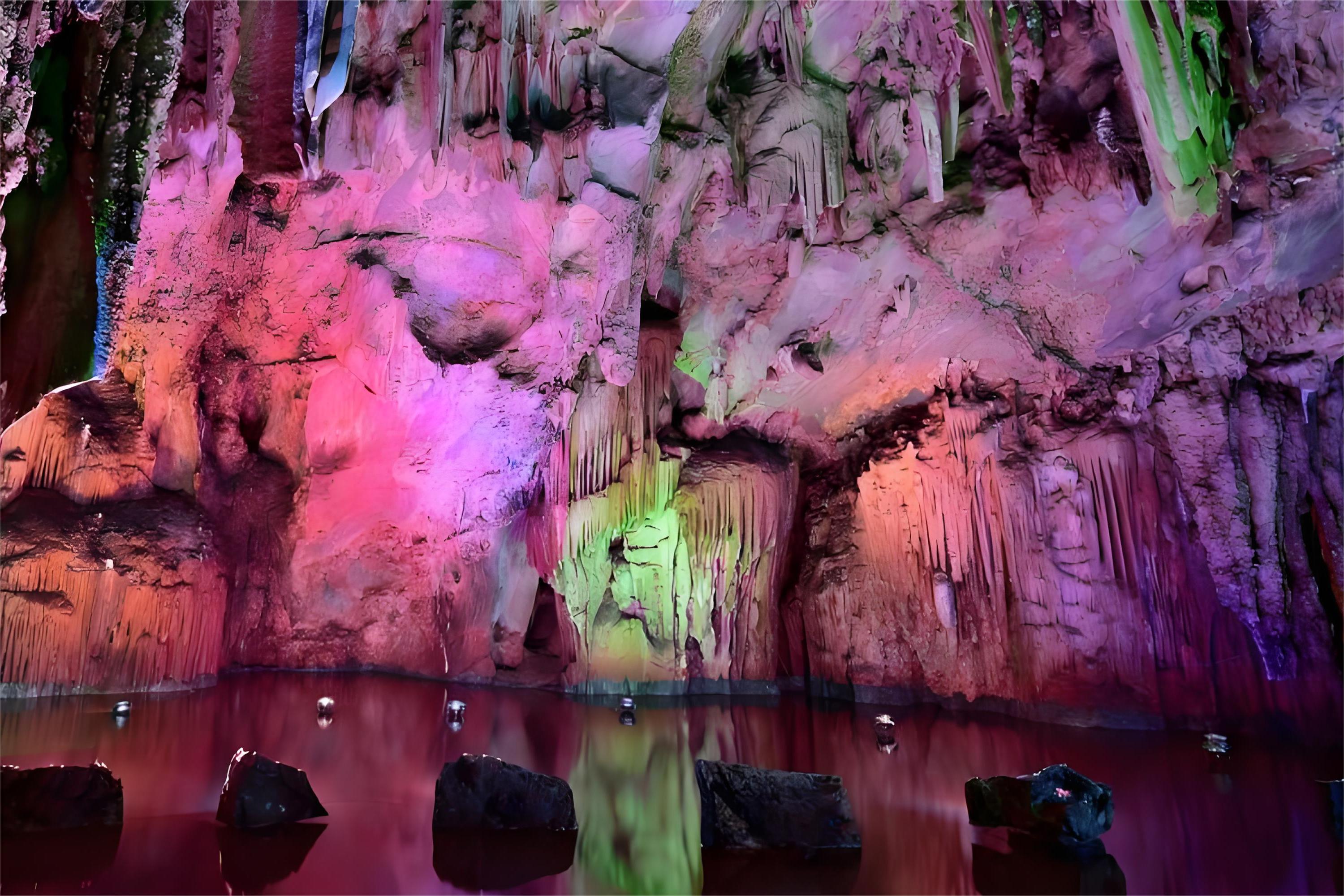 The Jiuxiang Cave in Yunnan is like a magical secret place hidden deep in the earth. Stalactites fall like silver waterfalls and look like dormant mythical beasts. Under the illumination of colorful lights, light and shadow interweave, interpreting the ma