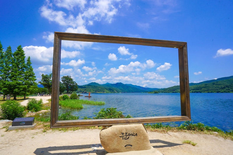 春天帶來柔和的光線和清新的綠意，夏天則有遼闊的天空和寧靜的水域。