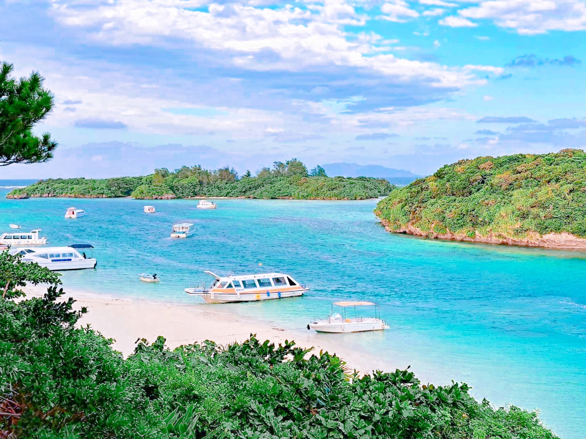 Однодневная поездка на остров Исигаки: залив Кабира, обсерватория Тамаоридзаки, сталактитовая пещера острова Исигаки и деревня Яэяма (включены входные билеты, бесплатно для детей 0-2 лет)