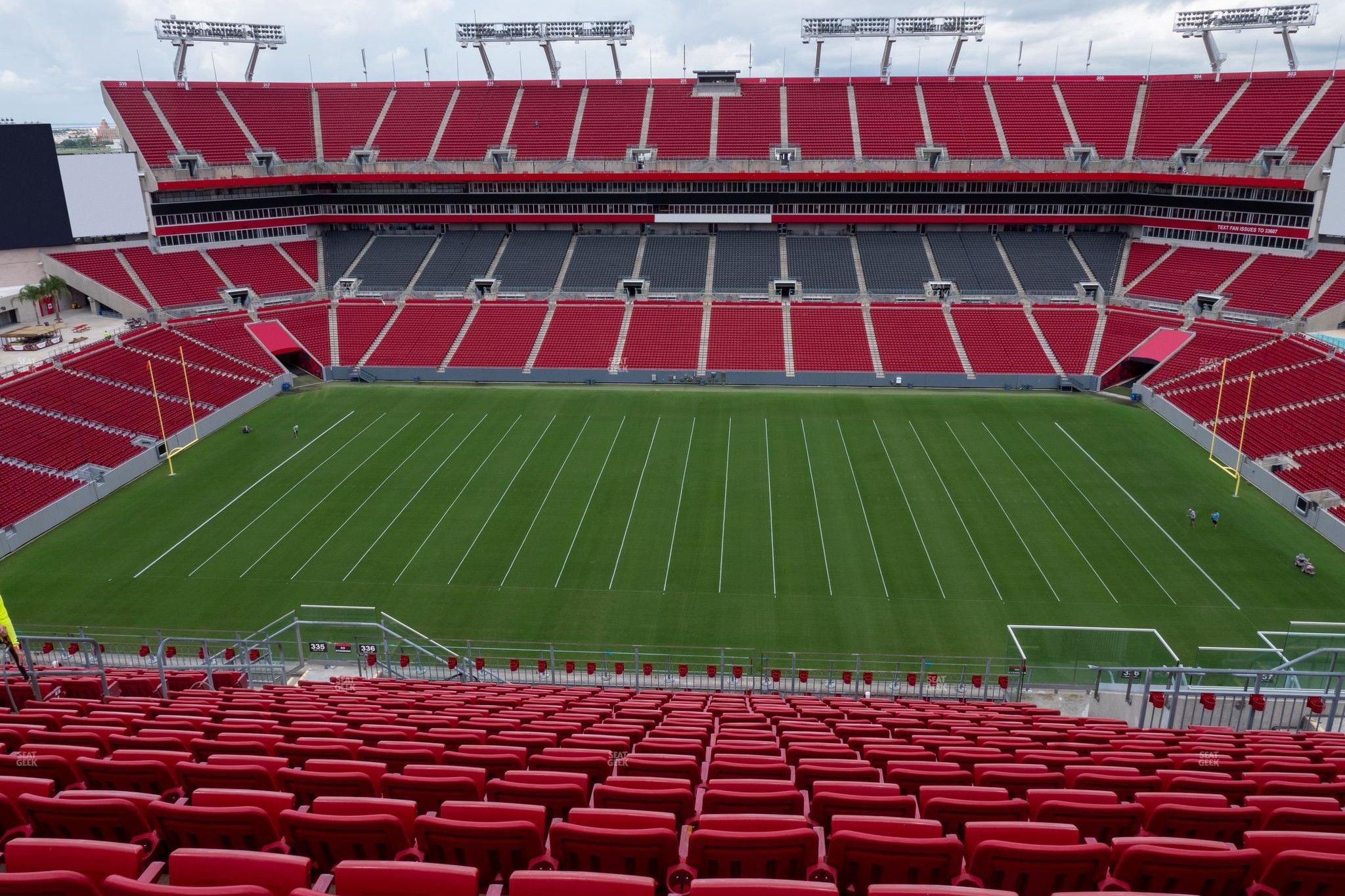 坦帕灣海盜隊（Tampa Bay Buccaneers）在雷蒙德·詹姆斯體育場（Raymond James Stadium）的橄欖球比賽