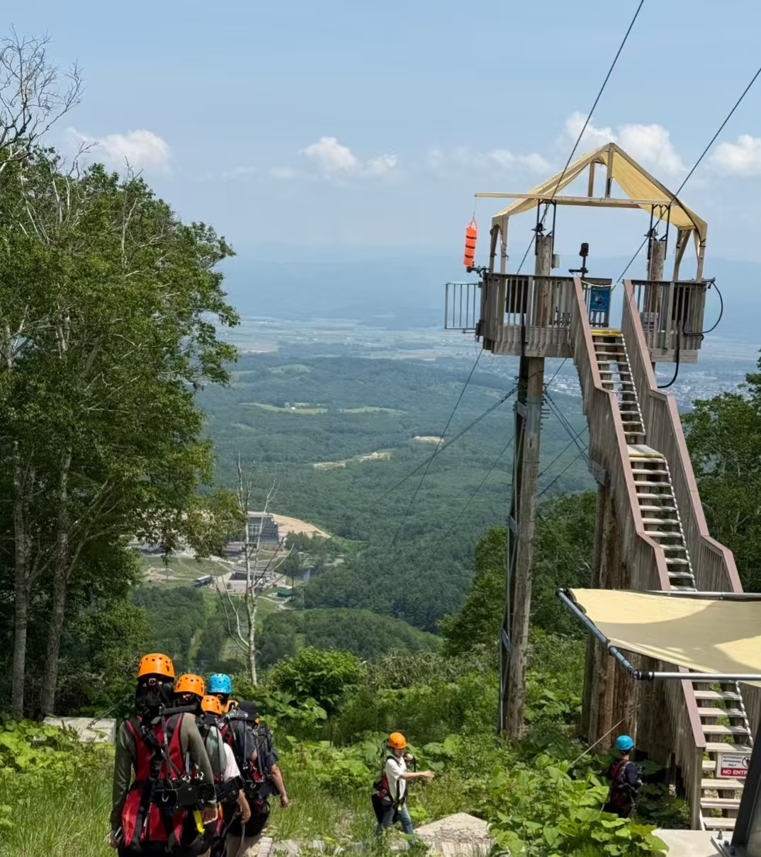 北海道二世谷花園度假村的高速飛索，是敢挑戰1700米超長滑道、飽覽火山風光的刺激戶外打卡點。