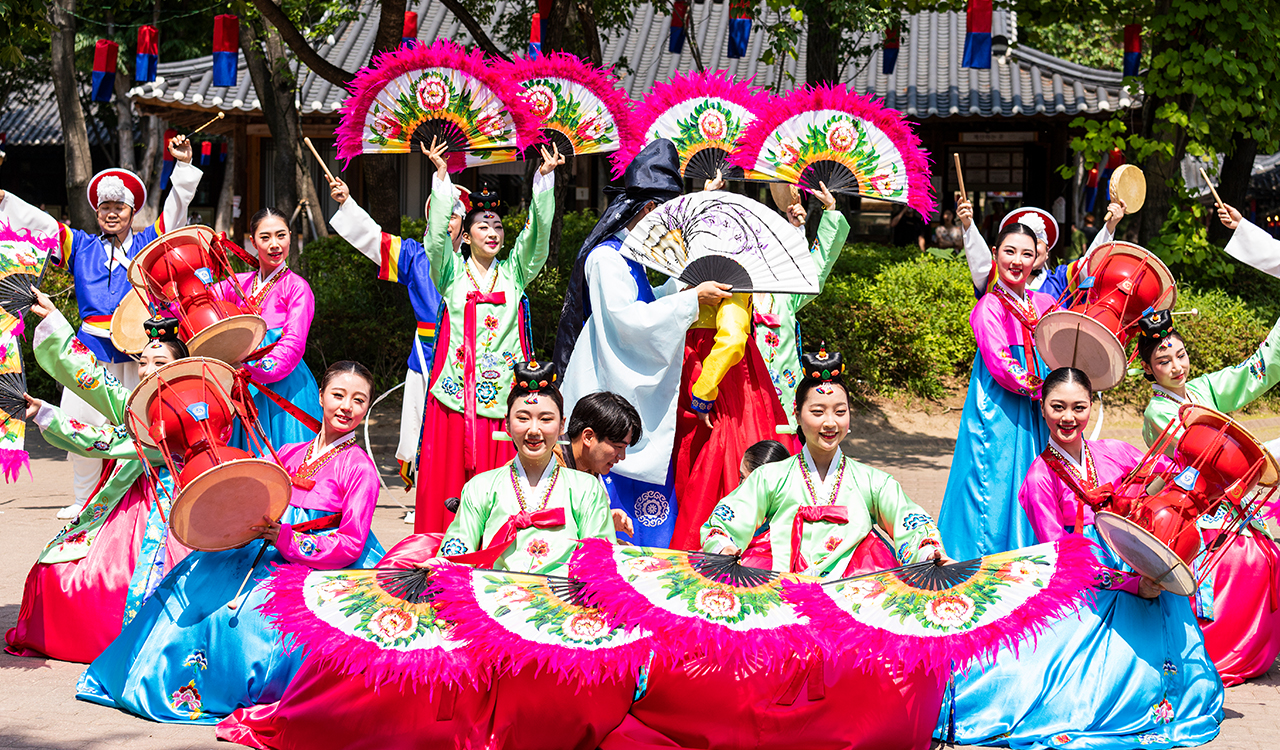 欣賞引人入勝的表演，如傳統農樂、驚險的馬術武術和優雅的扇子舞表演，這些表演全天都有。