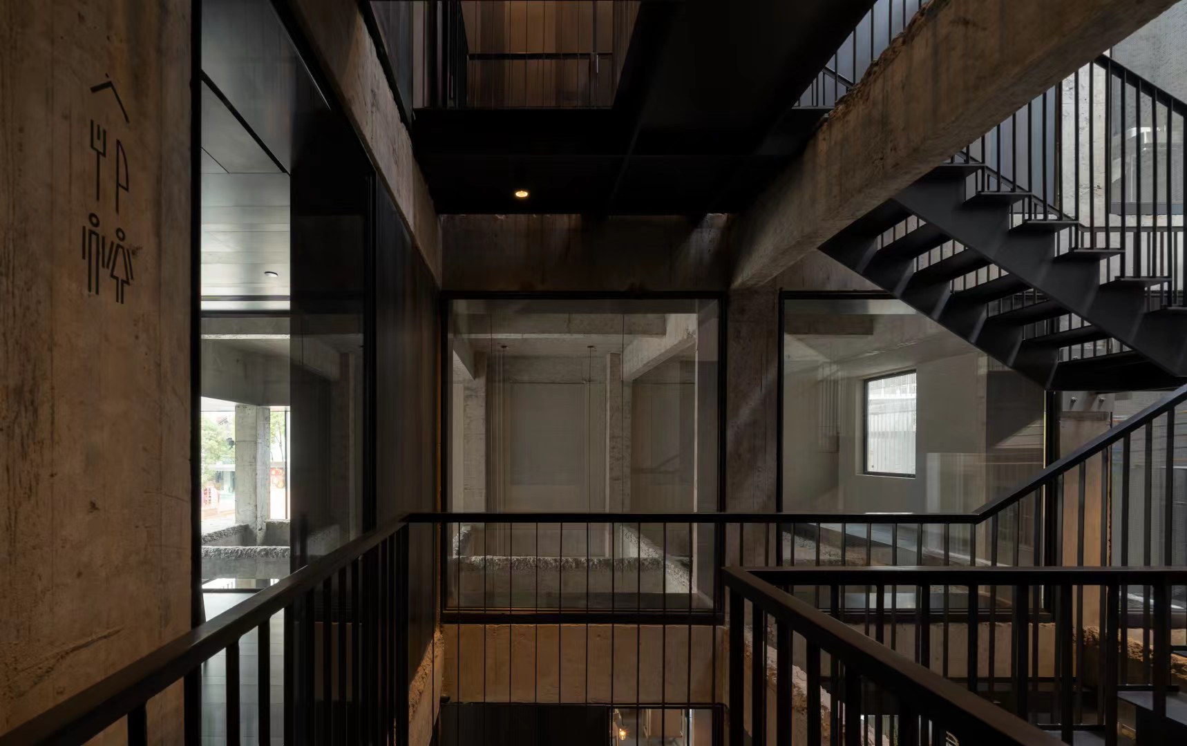 The main entrance of the hotel is hidden in a quiet alley. The elegant and pleasant red wall and green potted plants on both sides of the alley relieve the compactness and tension brought by the fast-paced city. Walking through it gradually removes the ti