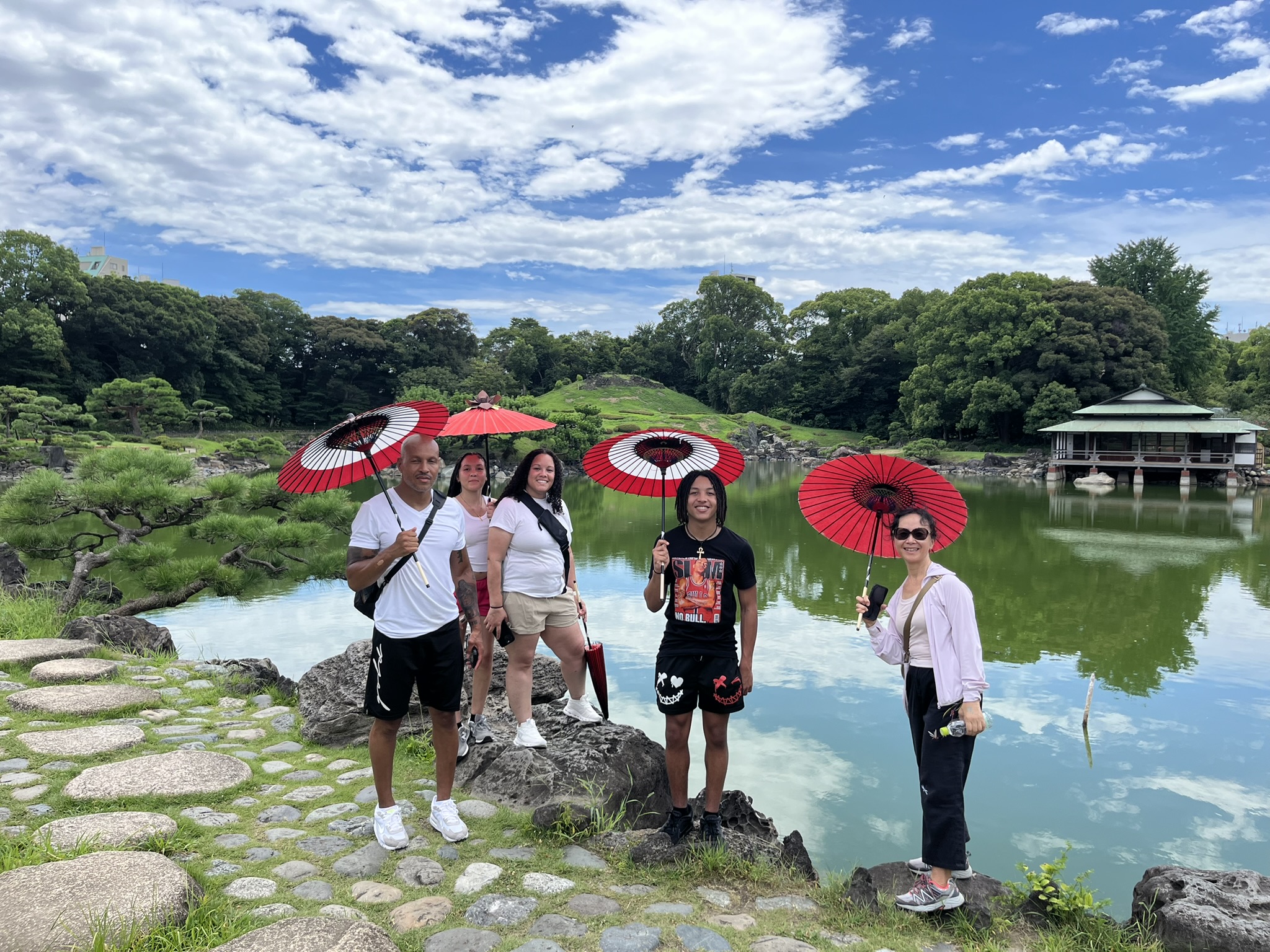 漫步於寧靜的傳統庭園,搭配經典紅傘,留下美麗倩影。 漫步於寧靜的傳統庭園,搭配經典紅傘,留下美麗倩影。