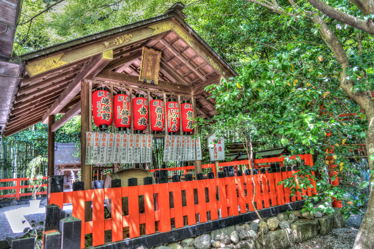 野宮神社以祈求姻緣與學業著稱，古樸幽靜的環境令人心神寧靜。
