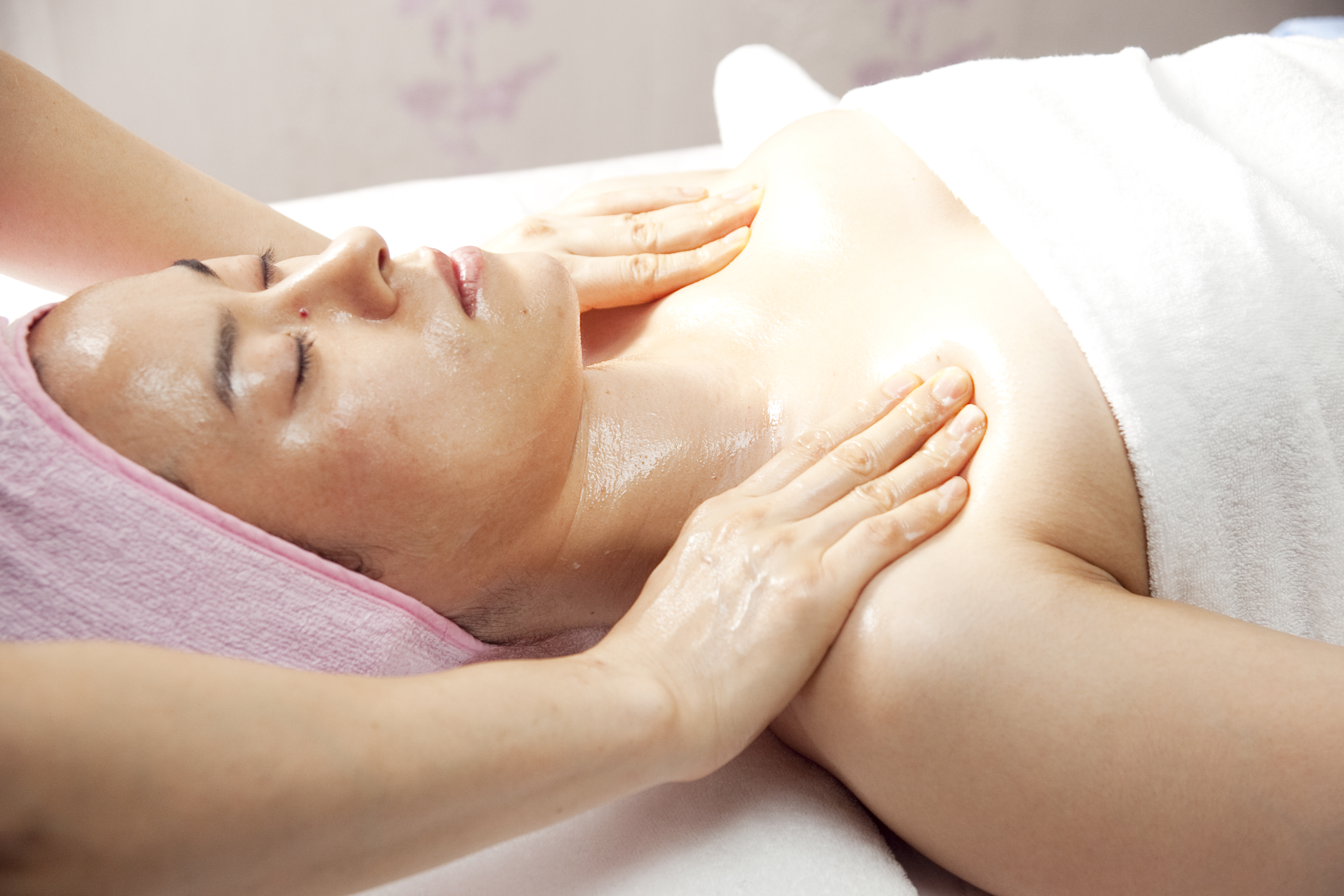 1. Full Body Detox Care (140 min): Detox massage to promote full-body circulation and reduce cellulite, combined with facial contouring and skincare. Ideal for those seeking full-body purification.