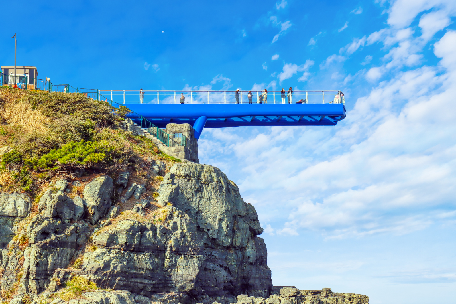 準備好測試您的勇氣並欣賞令人驚歎的海景了嗎？前往五六島天空步道，在那裡您可以漫步在翠綠的波浪之上！