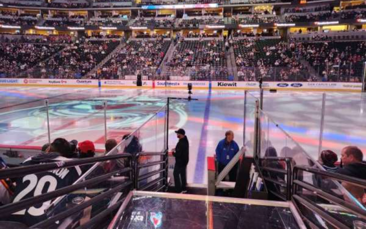 沿著場邊近距離觀賞,沉浸在驚心動魄的曲棍球賽事中。 沿著場邊近距離觀賞,沉浸在驚心動魄的曲棍球賽事中。