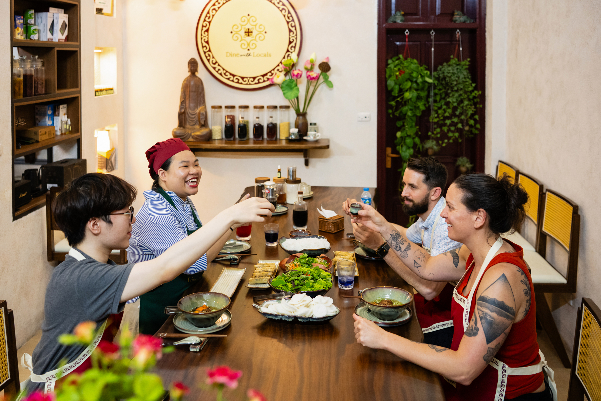 與當地人共餐：傳統餐點、市場導覽 & 免費品酒