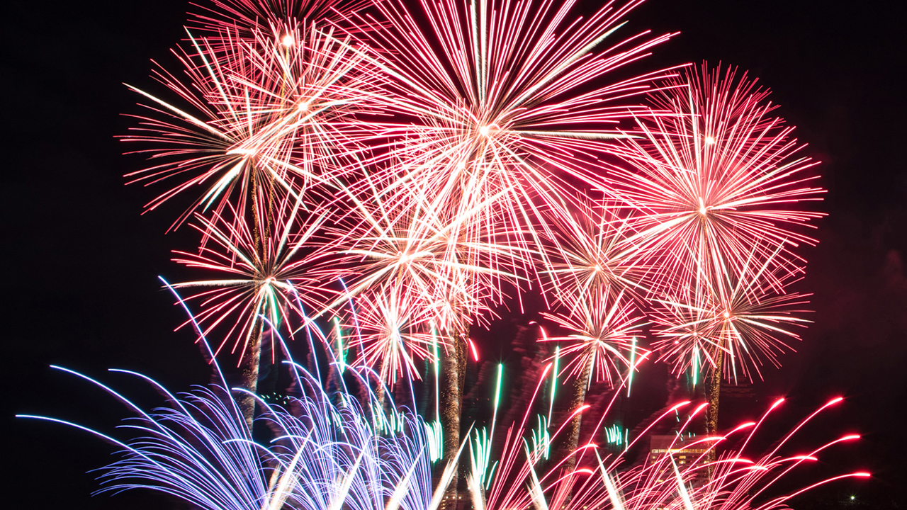 熱海花火大會，日本著名海上菸火盛會，依山傍海迴音效果獨特，煙火密集綻放震撼人心，夜色與海面交相輝映，氛圍浪漫迷人。