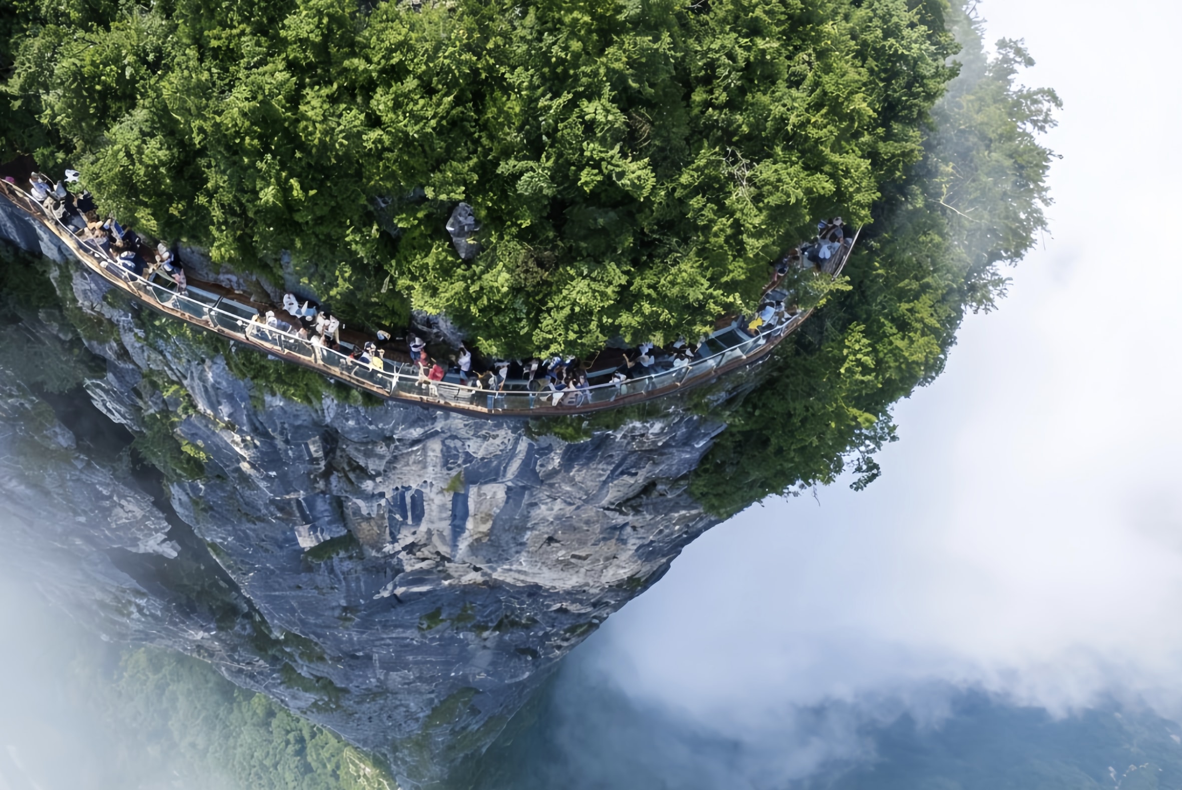 Regarded as the soul of Zhangjiajie, Tianmen Mountain is the highest mountain in Zhangjiajie. Here, you will experience the sky walkway which was built along the edges of this mountain's summits,