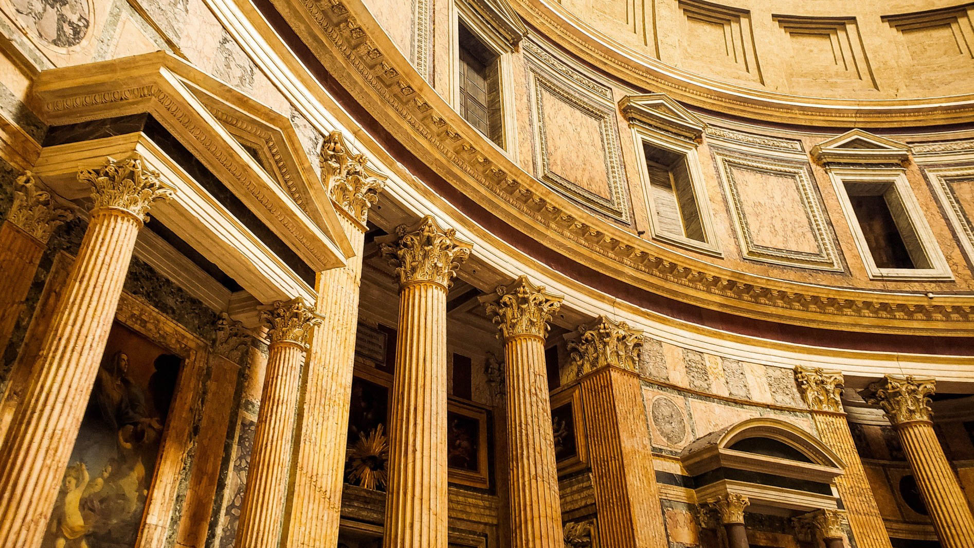 讚嘆萬神殿宏偉的內部，從高聳的圓頂到完美平衡的古典設計，無一不令人驚豔。