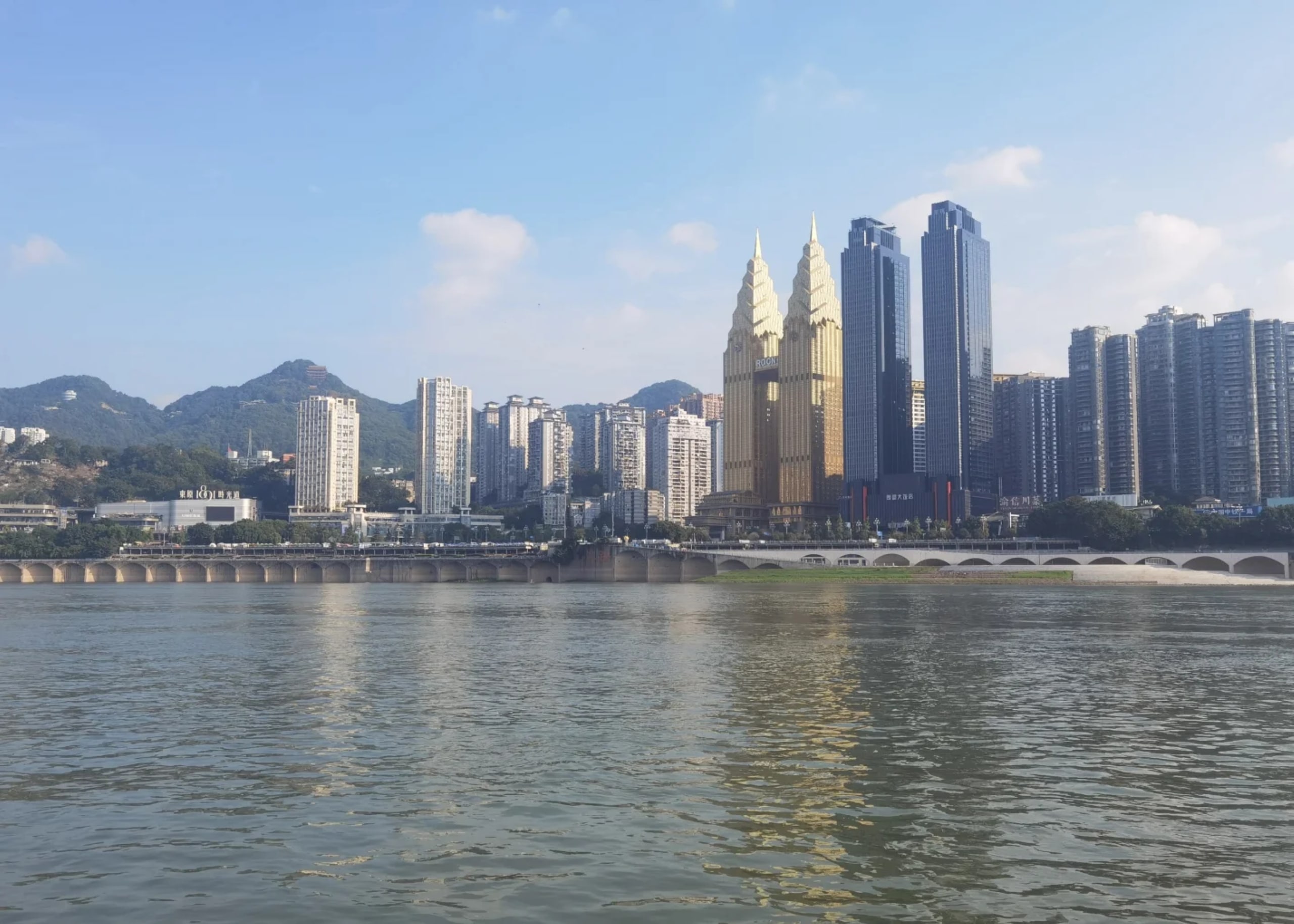 還能俯瞰江心洲的自然野趣,這種 “山水 + 建築 + 橋樑” 的三重景緻,是地面視角無法復刻的體驗 還能俯瞰江心洲的自然野趣,這種 “山水 + 建築 + 橋樑” 的三重景緻,是地面視角無法復刻的體驗