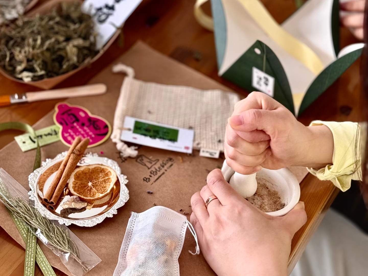 藥材放入研缽,以杵反覆碾壓、研磨,過篩至細粉備用。 藥材放入研缽,以杵反覆碾壓、研磨,過篩至細粉備用。